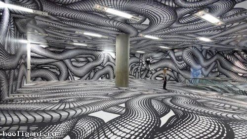 <br />
				Художник превращает обычные помещения в гипнотические оптические иллюзии, всего лишь рисуя линии (12 фото)<br />
							