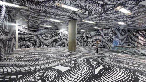 Художник превращает обычные помещения в гипнотические оптические иллюзии, всего лишь рисуя линии (12 фото)
