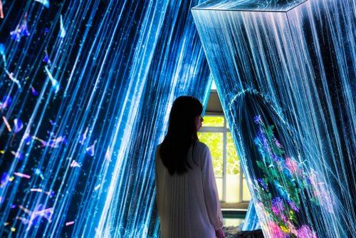 Красочная инсталляция со светящимися колоннами в Японии (7 фото + видео)