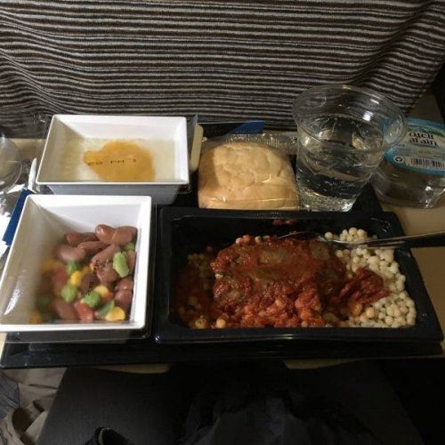Питание в бизнес-классе vs. еда в эконом-классе в разных авиакомпаниях (36 фото)