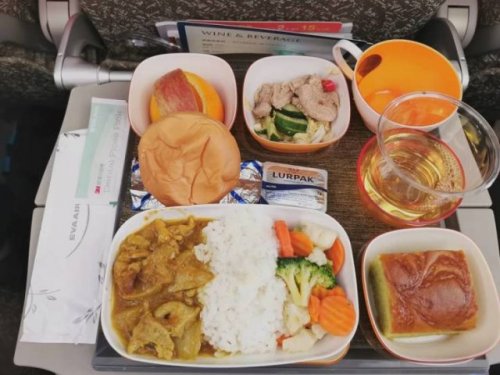 Питание в бизнес-классе vs. еда в эконом-классе в разных авиакомпаниях (36 фото)