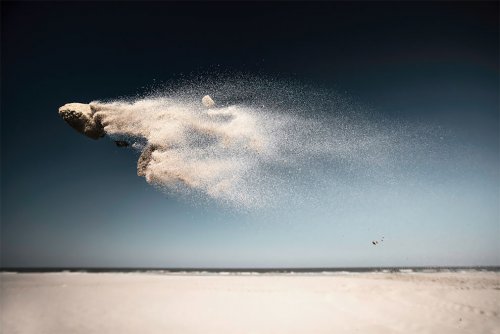 Парящие в воздухе силуэты животных, появляющиеся из горсти брошенного песка (9 фото)