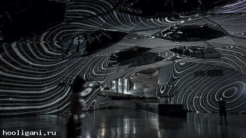 <br />
				Художник превращает обычные помещения в гипнотические оптические иллюзии, всего лишь рисуя линии (12 фото)<br />
							