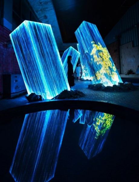 Красочная инсталляция со светящимися колоннами в Японии (7 фото + видео)